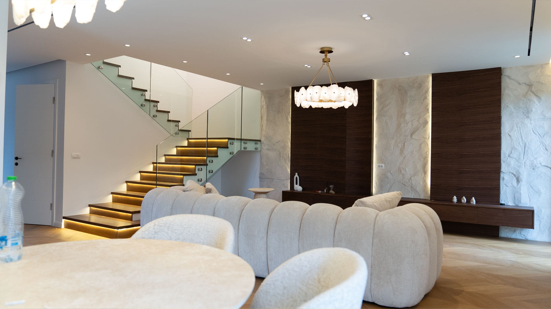 Dizajni modern i interierit të Qershisë së Gjelbërt — pamja e parë